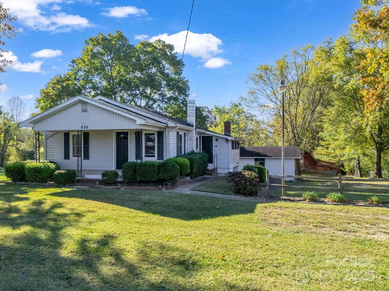 628 New Hope Rd, Flat Rock, NC 28731