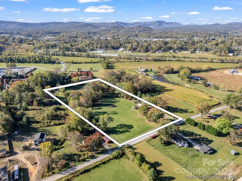 628 New Hope Rd, Flat Rock, NC 28731