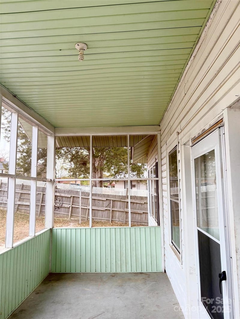 8 Maple St, Great Falls, SC 29055