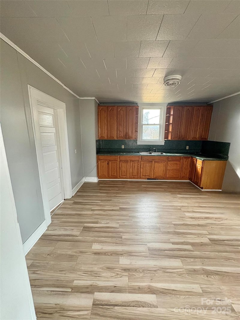 8 Maple St, Great Falls, SC 29055