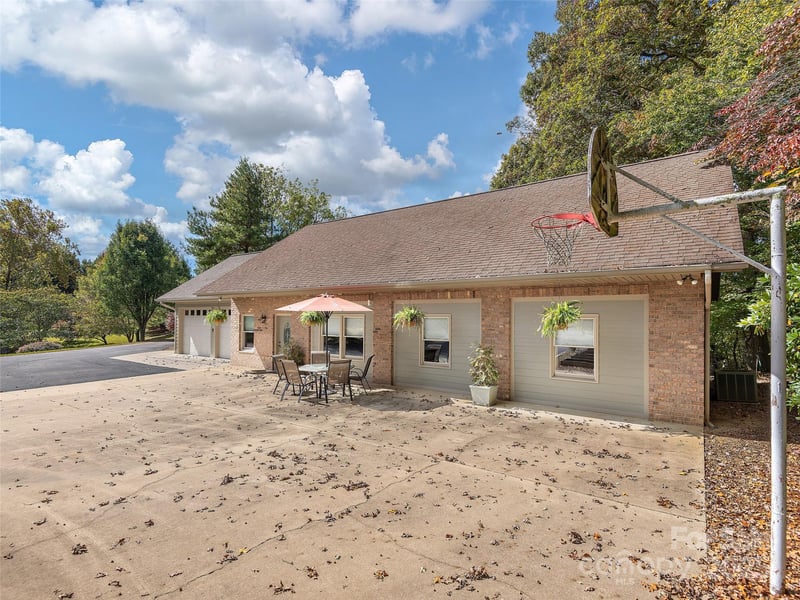 355 Johnson Dr, Canton, NC 28716