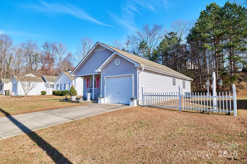 2625 Stratford Lake Rd, Winston Salem, NC 27103