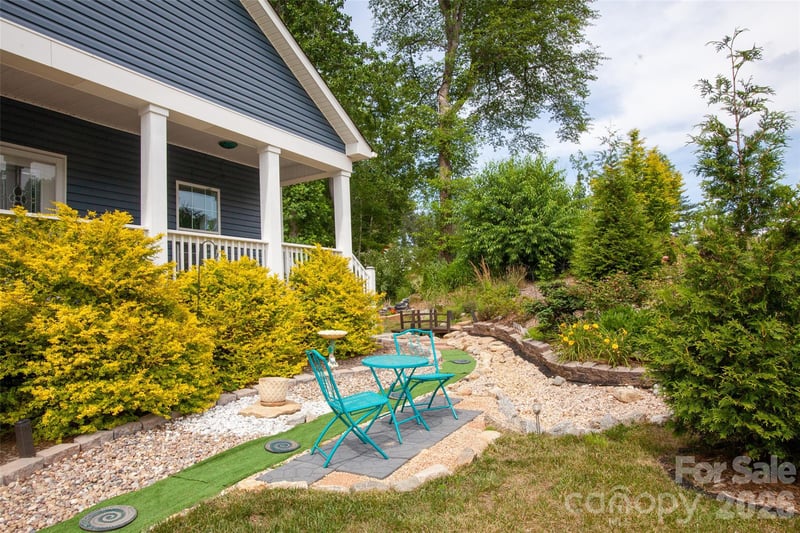 83 Moss Hill Dr, Hendersonville, NC 28792