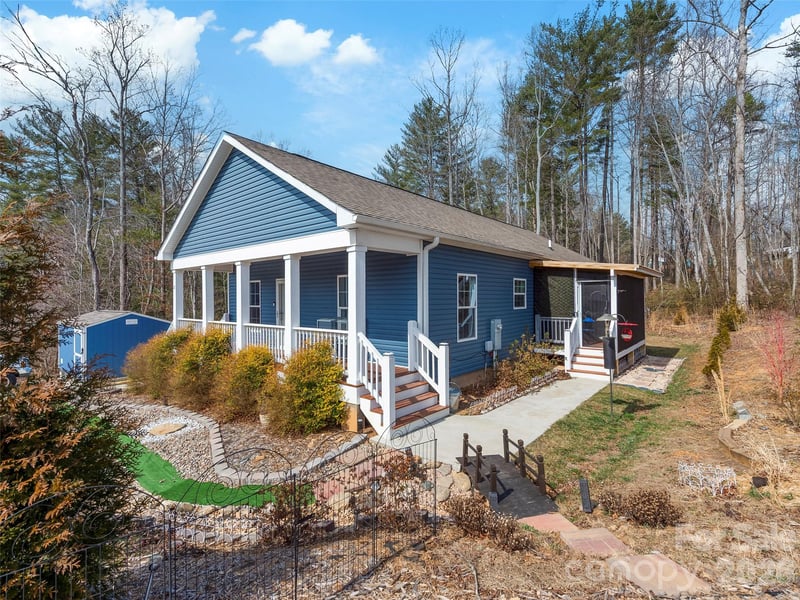 83 Moss Hill Dr, Hendersonville, NC 28792