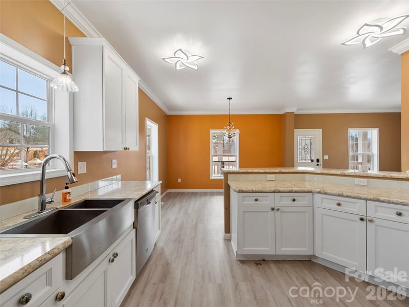 83 Moss Hill Dr, Hendersonville, NC 28792