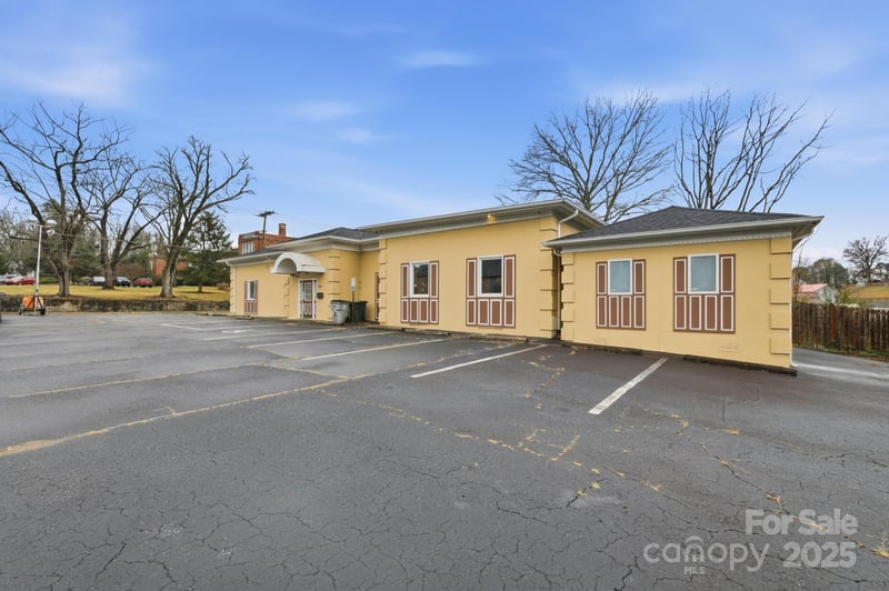 101 Willow St, Lenoir, NC 28645