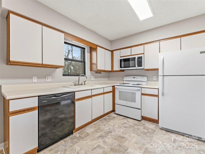 102 Abbey Cir, Asheville, NC 28805