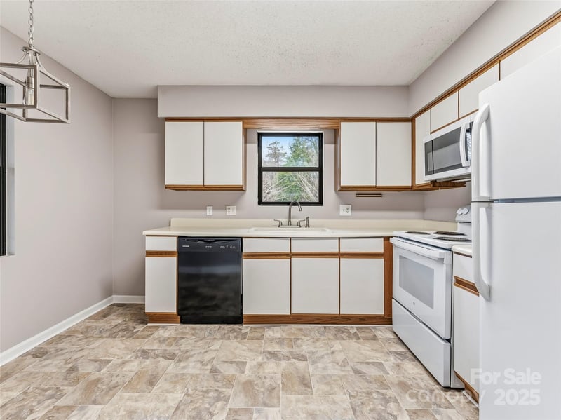 102 Abbey Cir, Asheville, NC 28805