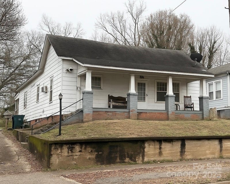 220 Catawba Ave, Mount Holly, NC 28120