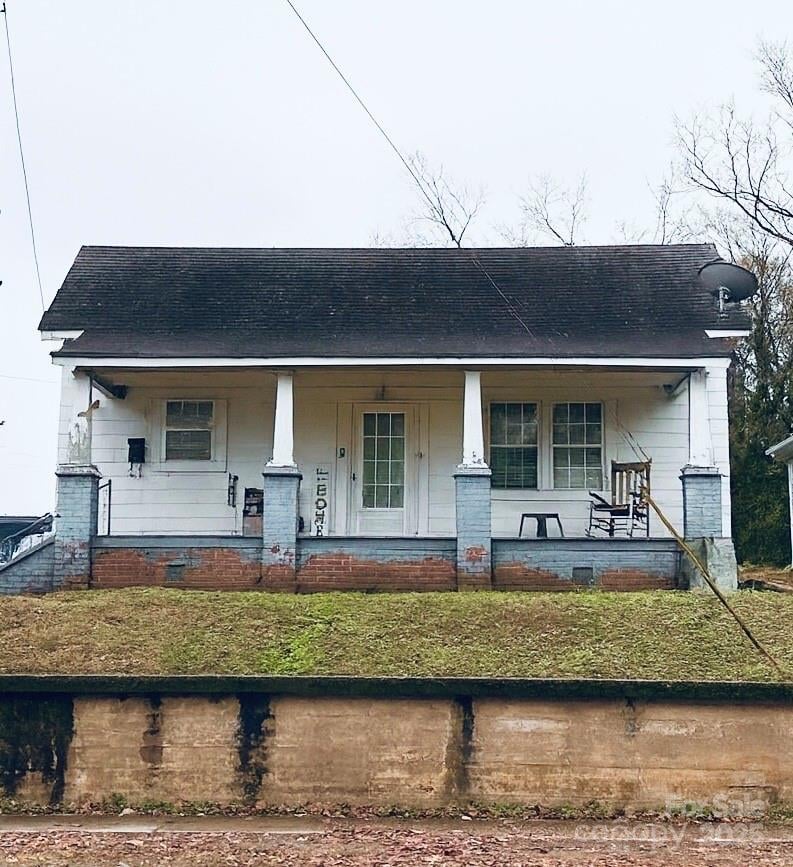 220 Catawba Ave, Mount Holly, NC 28120
