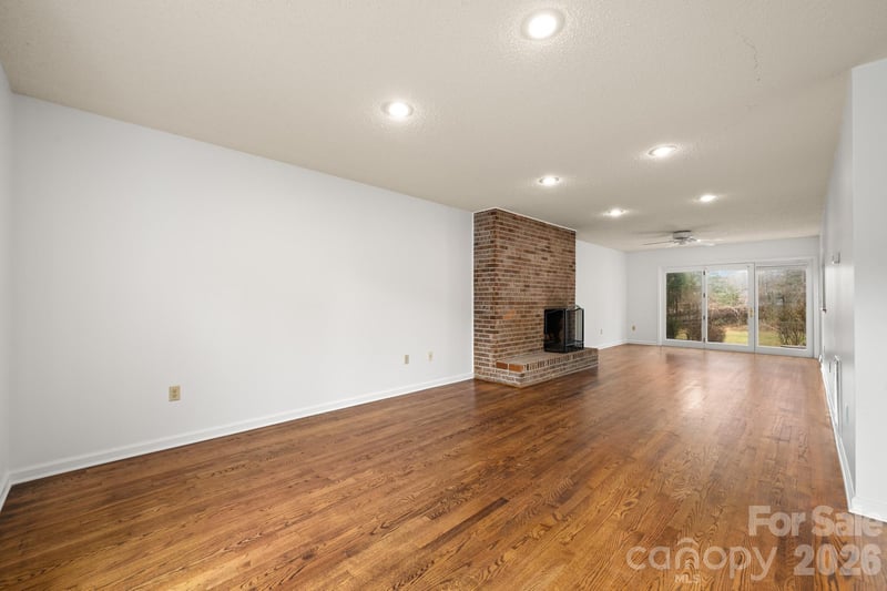 103 Pebble Creek Dr, Asheville, NC 28803