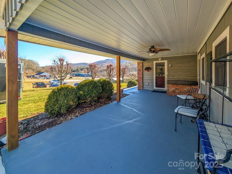 39 Hawthorne Ln, Burnsville, NC 28714