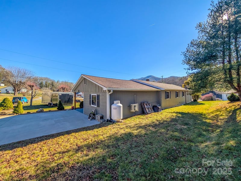 39 Hawthorne Ln, Burnsville, NC 28714