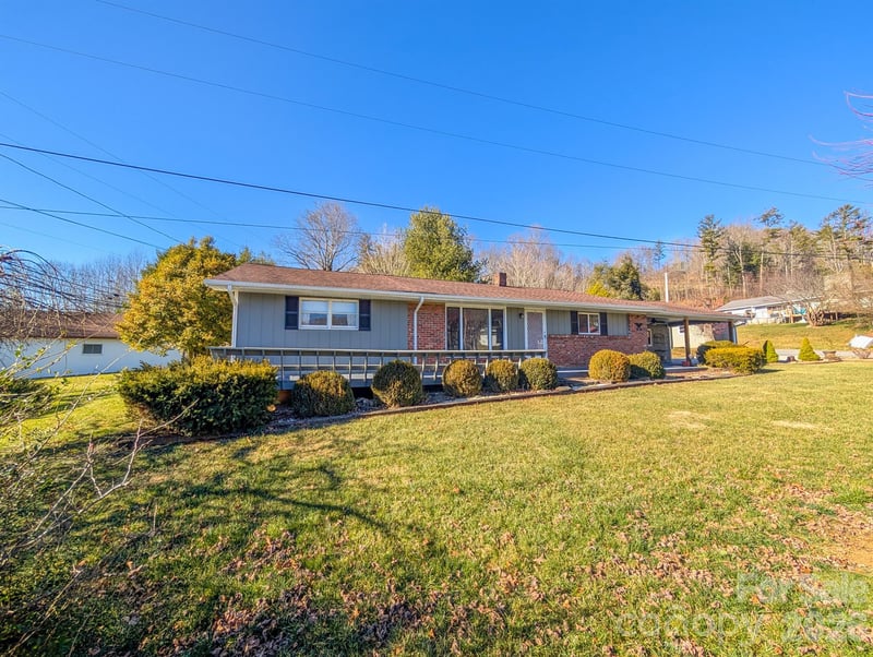 39 Hawthorne Ln, Burnsville, NC 28714
