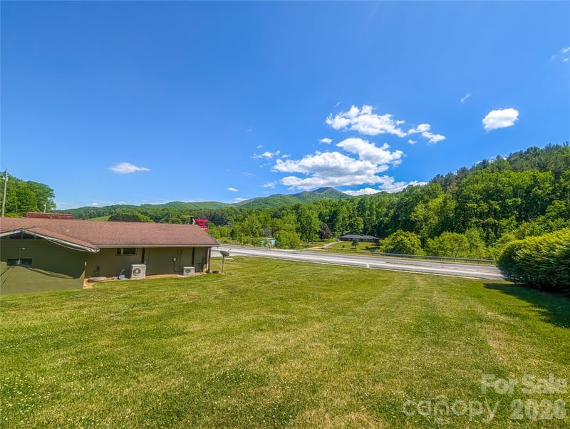 39 Hawthorne Ln, Burnsville, NC 28714