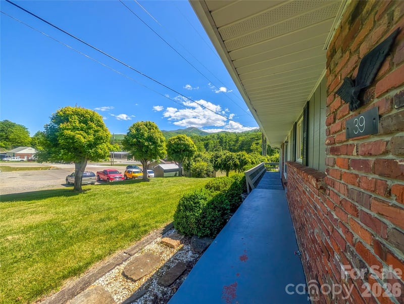39 Hawthorne Ln, Burnsville, NC 28714
