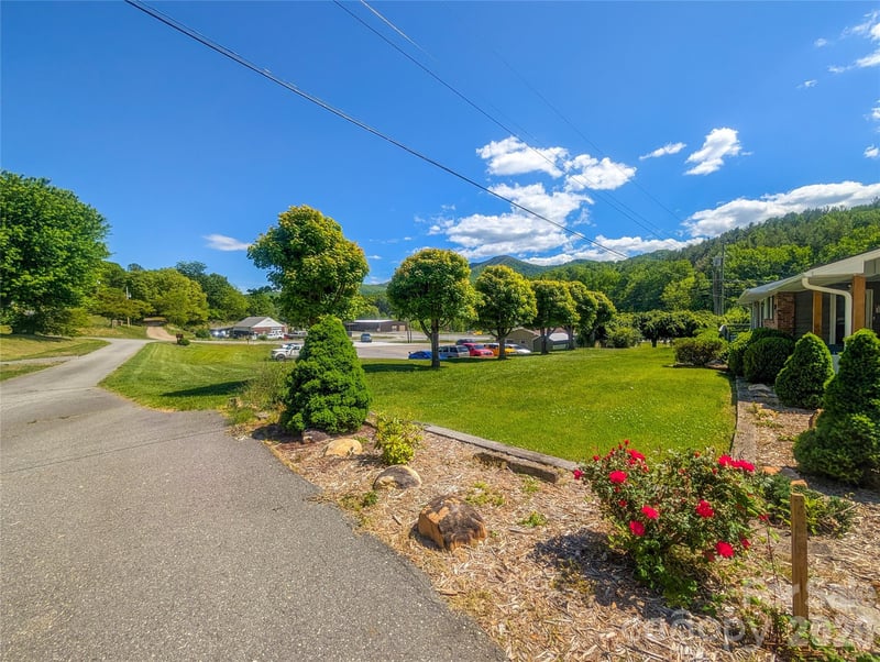 39 Hawthorne Ln, Burnsville, NC 28714