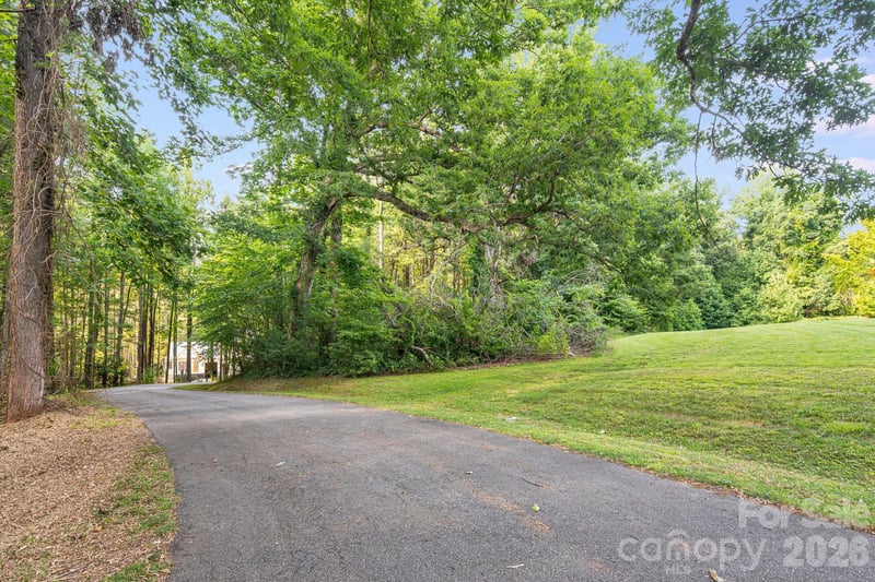 008 Roberts Ln #8, Flat Rock, NC 28731
