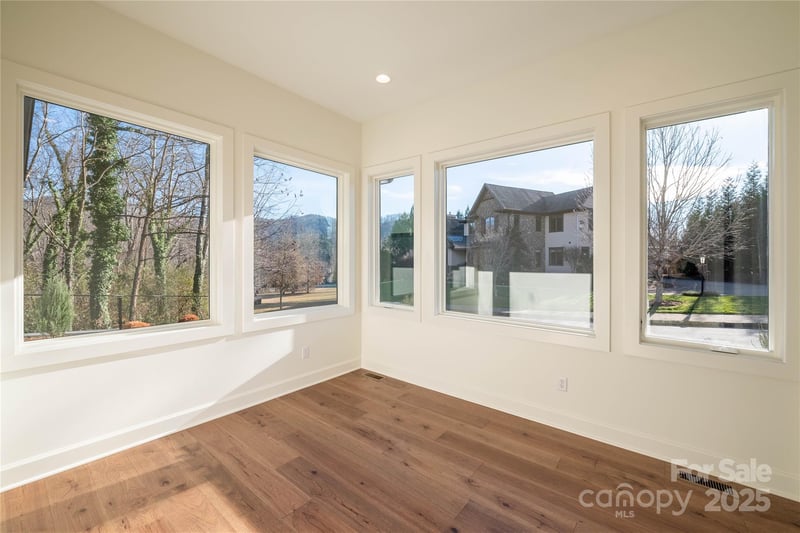 11 Kiftsgate Ct, Asheville, NC 28804