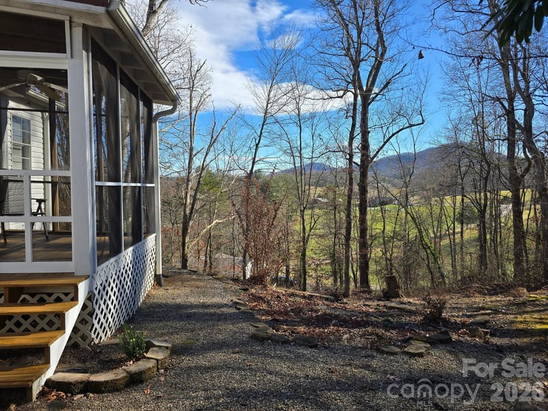 129 Oak Trails Ps, Leicester, NC 28748