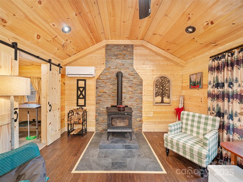 34 Mccurry Rd, Burnsville, NC 28714