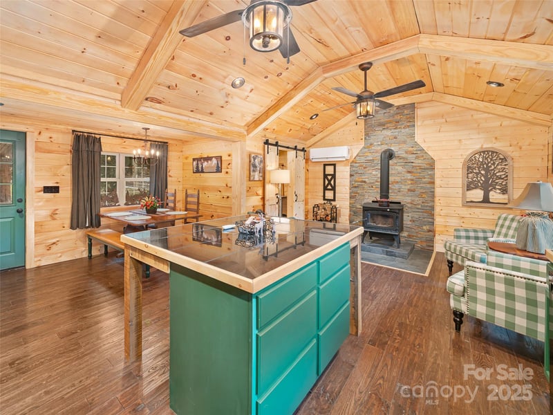 34 Mccurry Rd, Burnsville, NC 28714