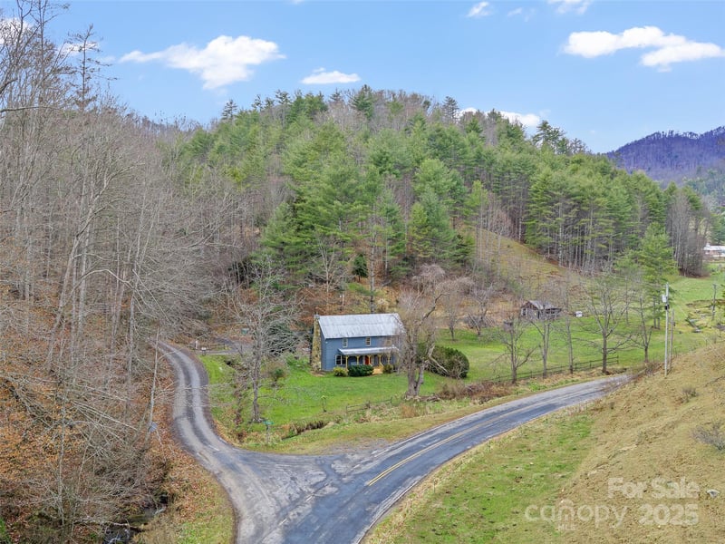 34 Mccurry Rd, Burnsville, NC 28714