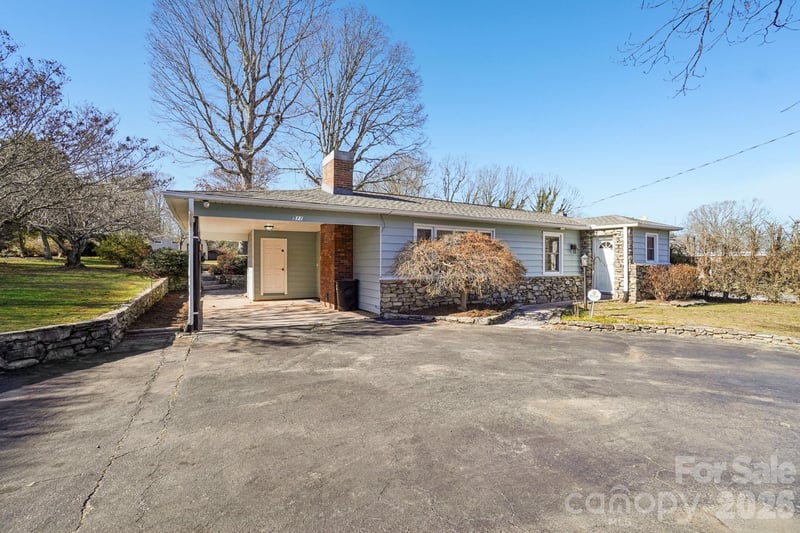 511 Oak Grove Rd, East Flat Rock, NC 28731