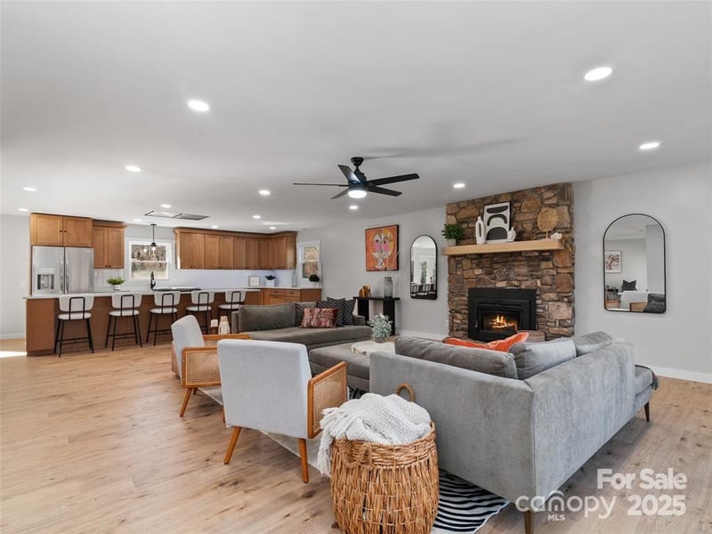1109 Prestonwood Dr, Hendersonville, NC 28739