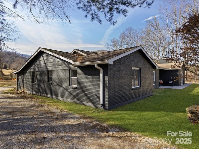 1109 Prestonwood Dr, Hendersonville, NC 28739