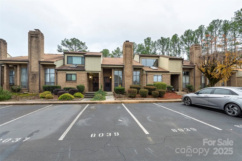 8039 Charter Oak Ln, Charlotte, NC 28226