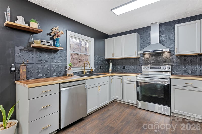 144 Pinehaven Dr, Clyde, NC 28721
