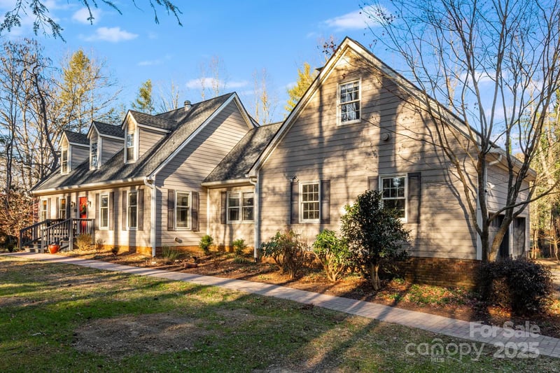 616 Erkwood Dr, Hendersonville, NC 28739