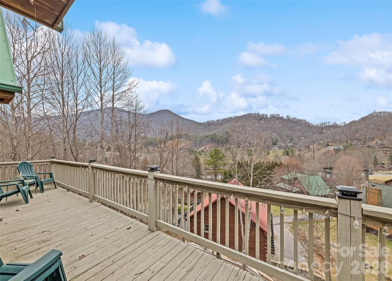 16 Hiawatha Dr, Maggie Valley, NC 28751
