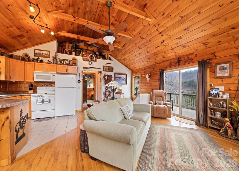 16 Hiawatha Dr, Maggie Valley, NC 28751