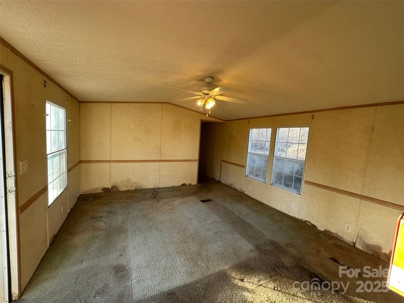 200 Rolling Oaks Dr, Hendersonville, NC 28791