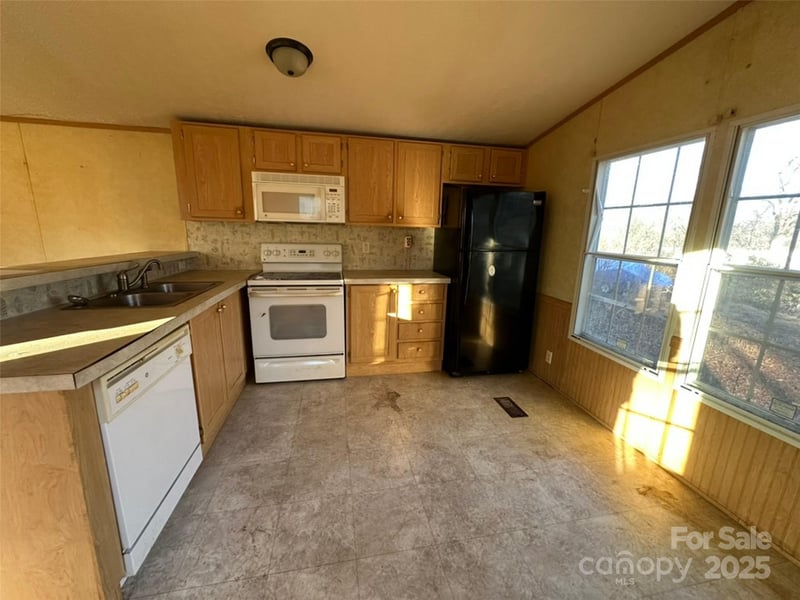 200 Rolling Oaks Dr, Hendersonville, NC 28791