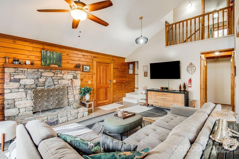 1 Lynnette Dr, Fairview, NC 28730
