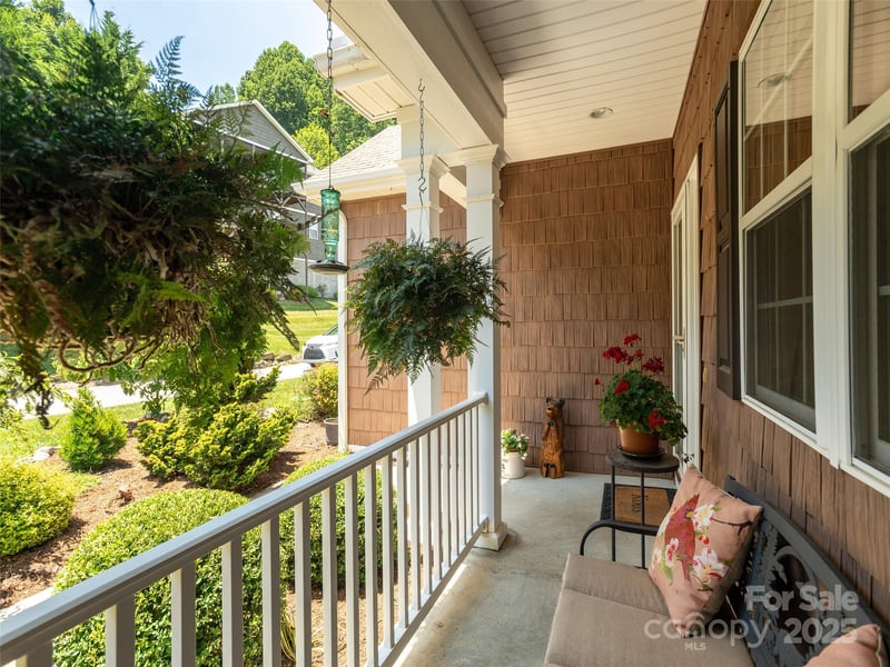 31 Headwater Dr, Hendersonville, NC 28739