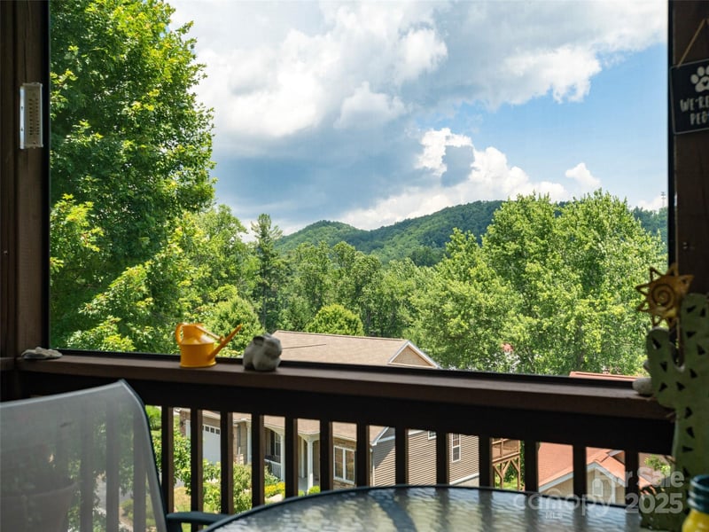 31 Headwater Dr, Hendersonville, NC 28739