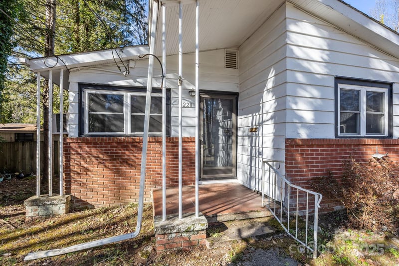 228 Grove St, Brevard, NC 28712