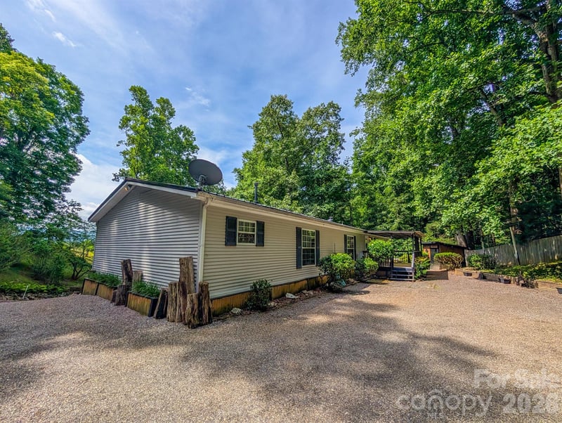 1372 Lickskillet Rd, Burnsville, NC 28714