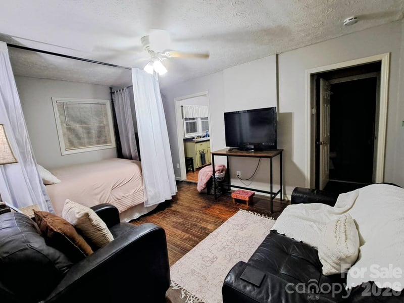 8 Linda Vista Dr, Asheville, NC 28806