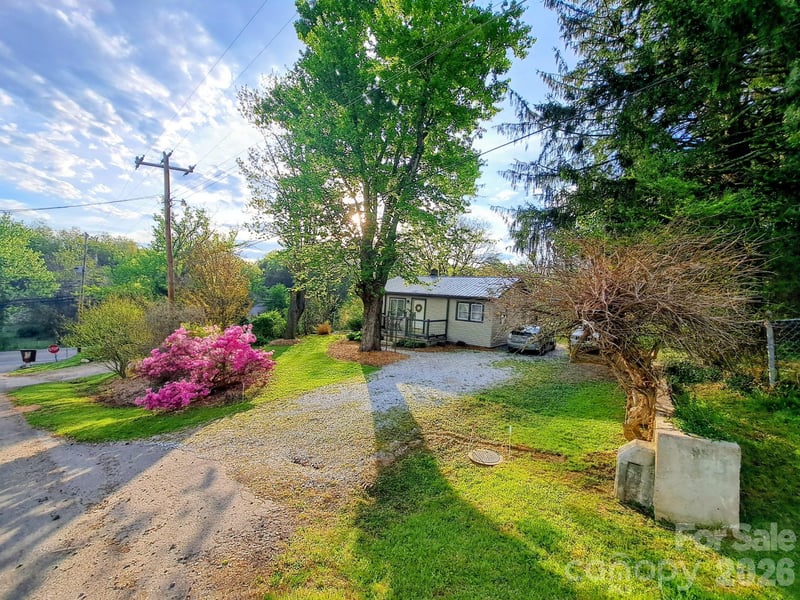 8 Linda Vista Dr, Asheville, NC 28806