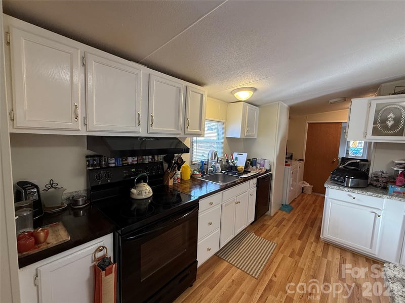 2423 Stones Throw Ct, Lenoir, NC 28645