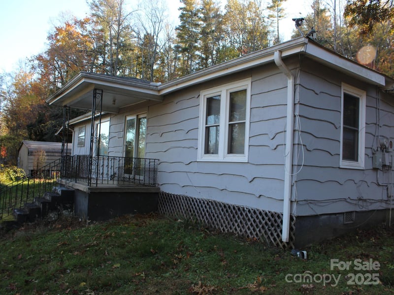 709 Wickins Dr, Hendersonville, NC 28791