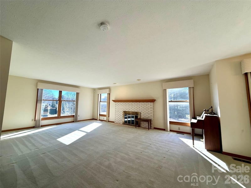 2001 Plum Tree Ln, Hendersonville, NC 28739