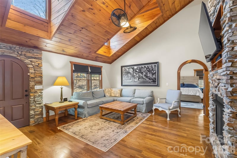 525 Mossy Oak Trl, Nebo, NC 28761