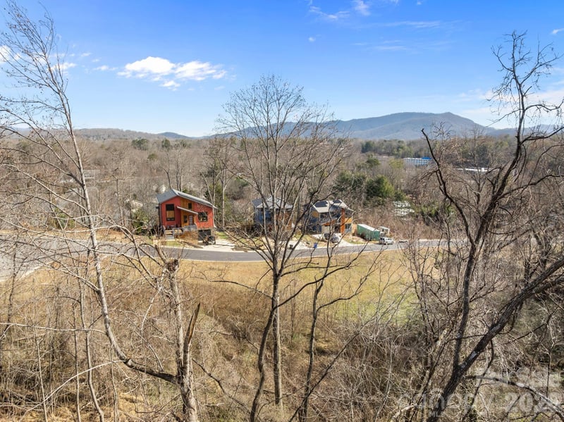 99999 Weaver Hill Rd, Asheville, NC 28805