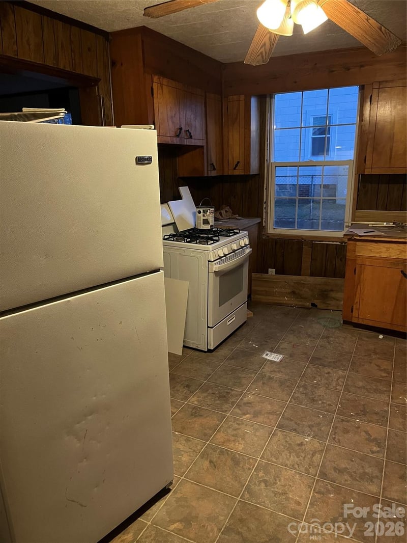 35 Center St, Great Falls, SC 29055